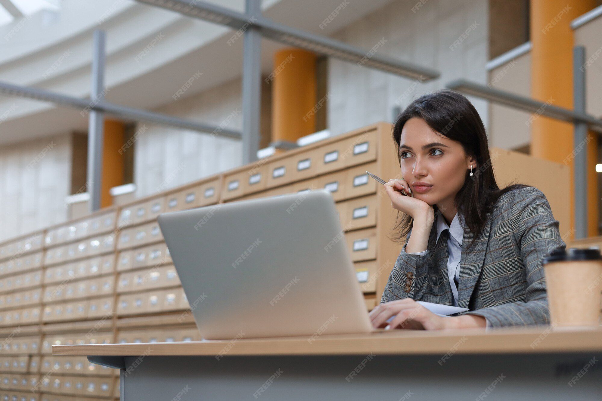 Apple M4 Pro vs Intel Ultra 9: Best Local LLM Workstation