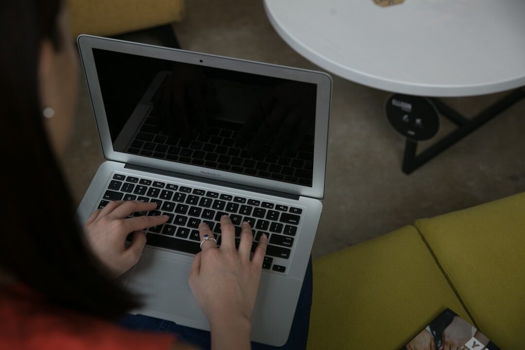 Apple M4 Pro vs Intel Ultra 9: Best Local LLM Workstation
