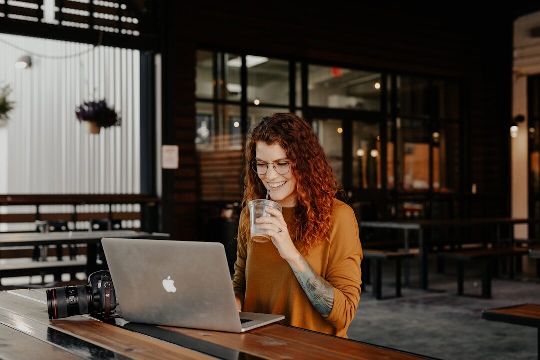 developer working on laptop in coffee shop