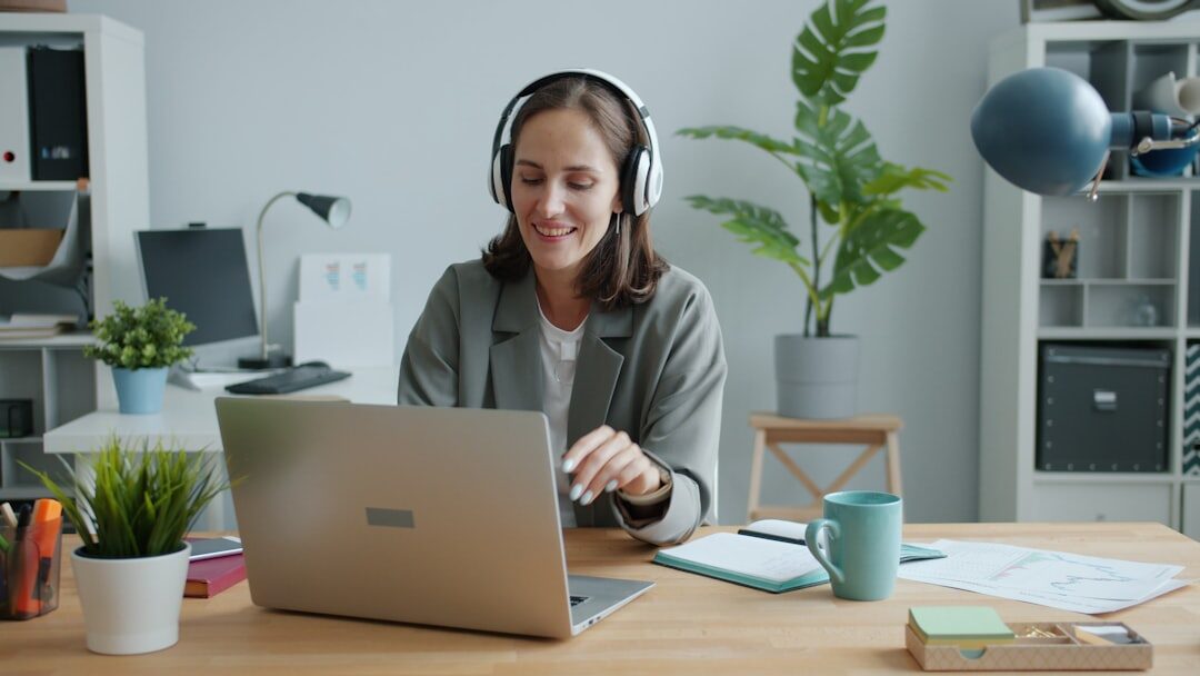 woman developing AI on Apple M4 Pro