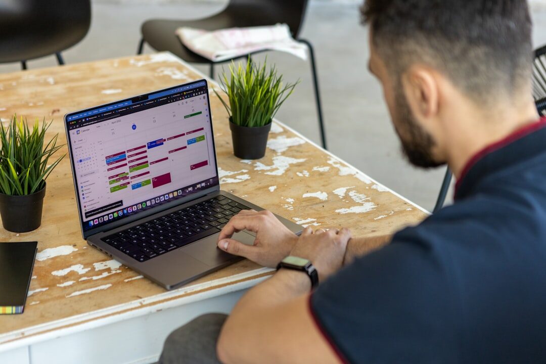 Apple M4 Pro vs Intel Ultra 9: Best Workstation